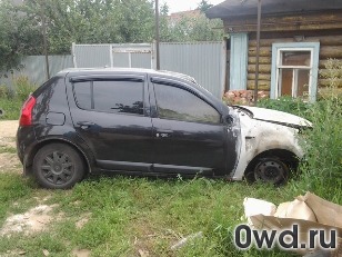 Битый автомобиль Renault Sandero