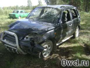 Битый автомобиль Chevrolet Niva