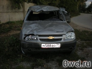 Битый автомобиль Chevrolet Niva